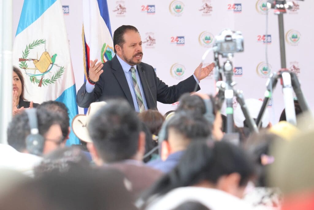 La municipalidad de Quetzaltenango, bajo el liderazgo del alcalde ingeniero Juan Fernando López Fuentes y con la participación del Honorable Concejo Municipal, jefes de dependencias, miembros del Cocode y vecinos, inaugura este sábado las mejoras en la 1ª calle, 7ª avenida, 9ª avenida y callejón de la zona 10.  Así promociona la alcaldía la imagen del jefe edil.