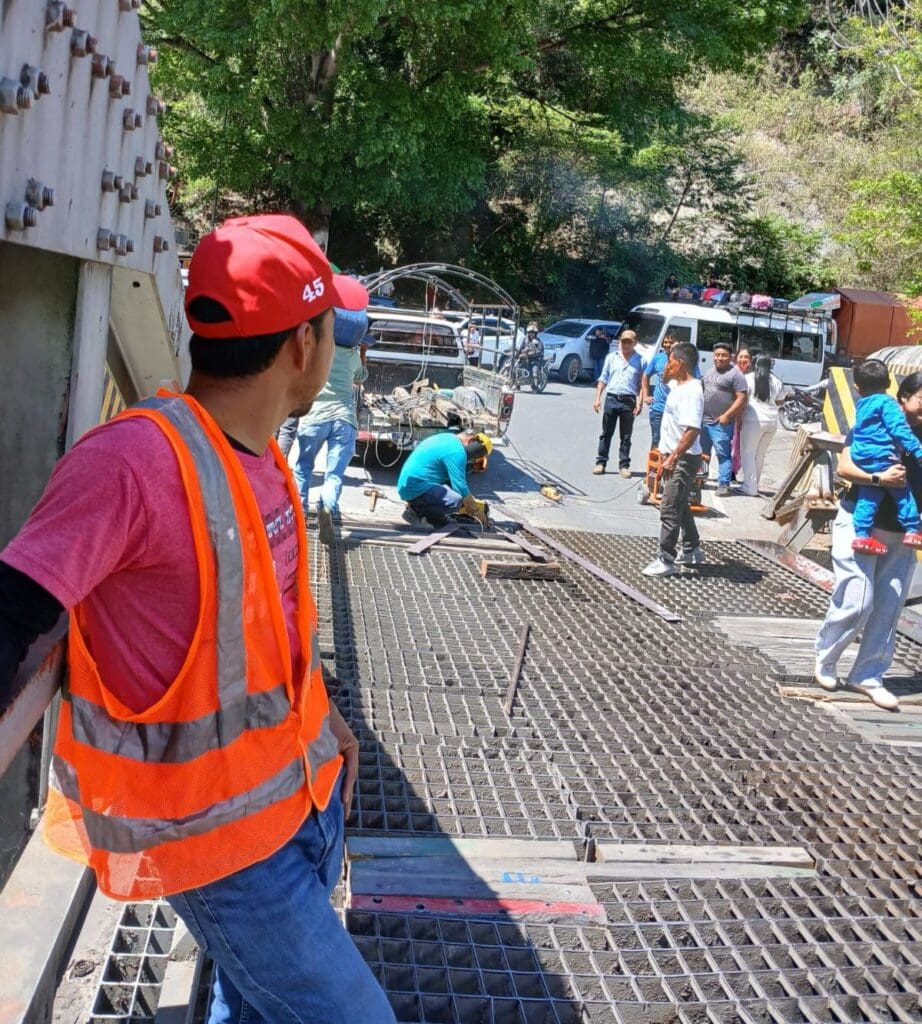 Los comunitarios de la aldea Chixoy iniciaron durante Semana Santa las reparaciones del puente pues temen que la estructura colapse debido al intenso tráfico. Foto: comunitarios aldea Chixoy.