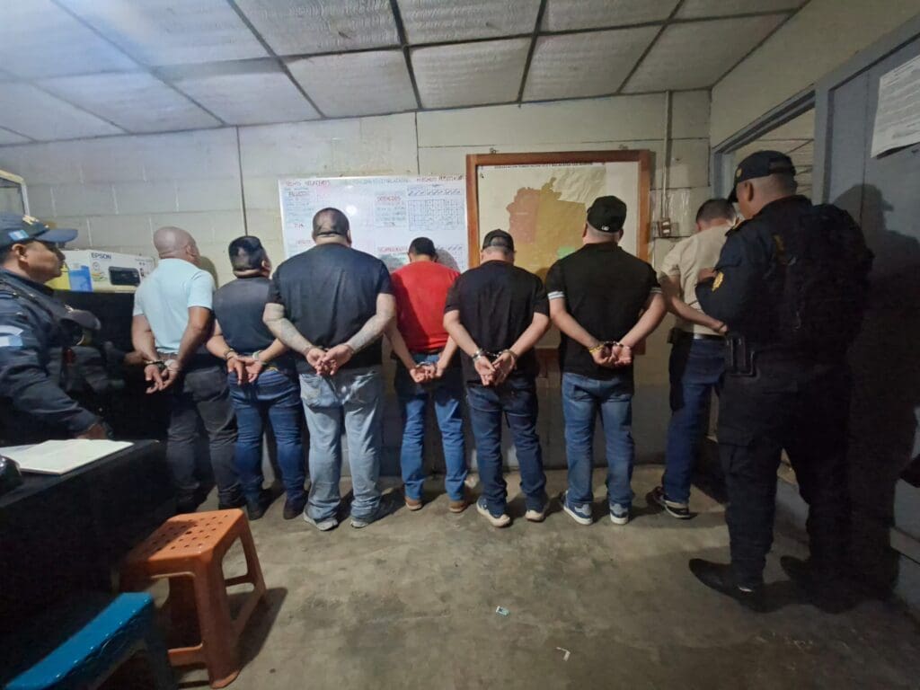 Entre los detenidos hay dos exguardias de seguridad de la municipalidad de Malacatán, San Marcos. Fotos: PNC.