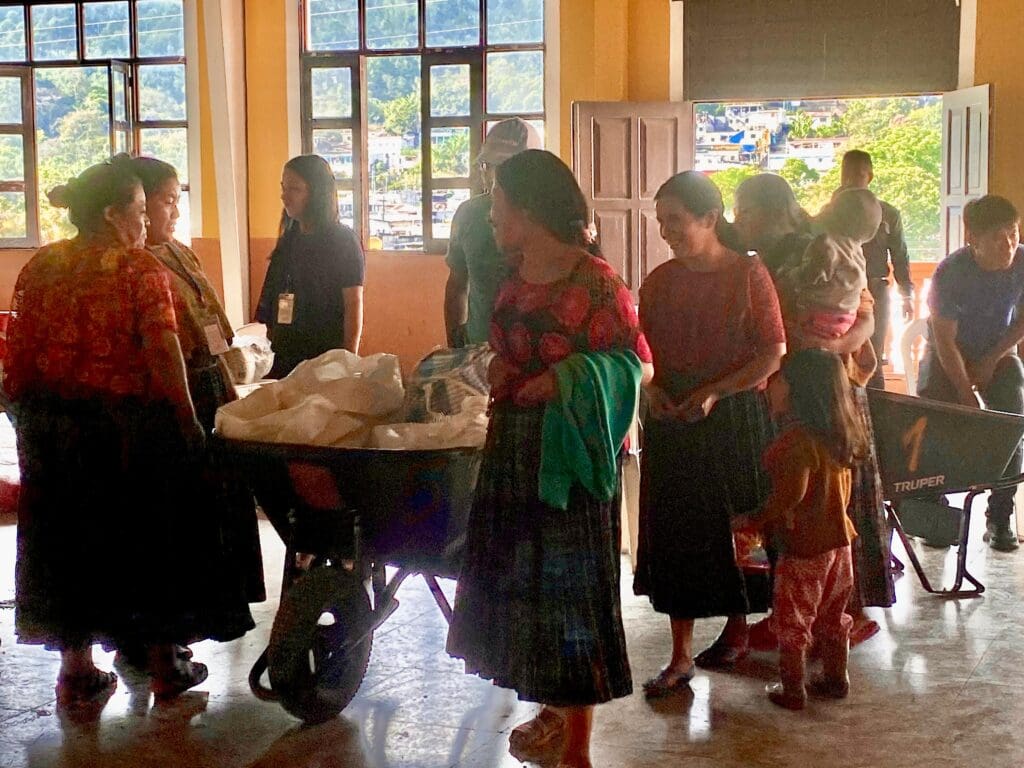 Un grupo de mujeres de la comunidad Chicar, Finca Santa Inés, de Santa Cruz Verapaz recibió los alimentos. Foto: Yeimi Alonzo.