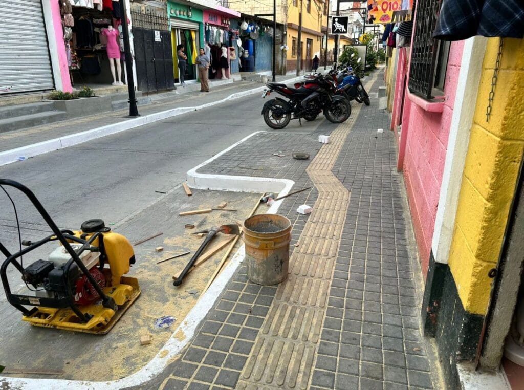 Proyecto “Reposición de la 3ra avenida, entre la 10a. y la 5a calle. Fotografía tomada el 17 de abril de 2026. Foto: Ojoconmipisto.
