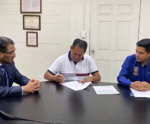La municipalidad de Santa Cruz del Quiché hizo el primero de dos pagos de indemnización al exjefe edil, José Francisco Pérez Reyes.