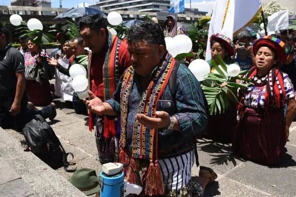 Autoridades ancestrales oraron frente a la Corte Suprema de Justicia antes de entregar el oficio en el que rechazan el amparo provisional otorgado al alcalde Francisco Coché. Foto: Atitlán TeVe.