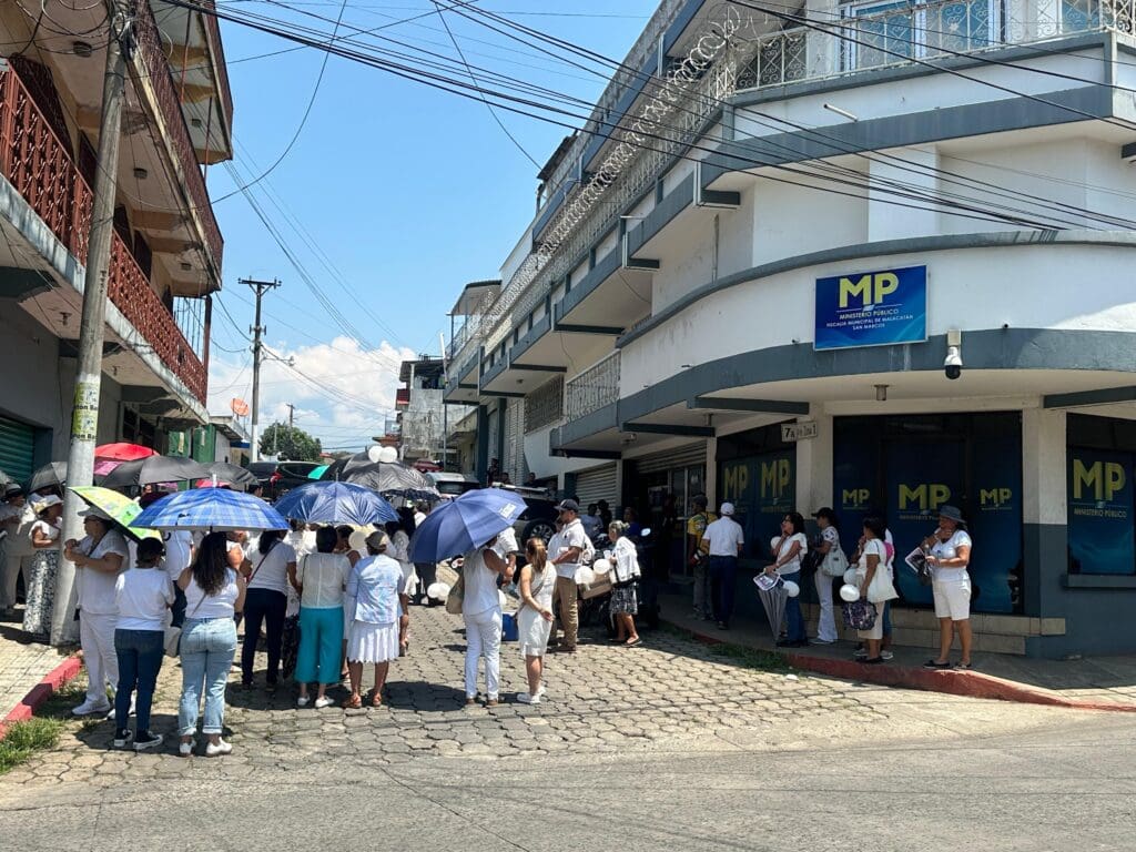 Familiares y vecinos realizan caminatas para que aparezcan los seis personas secuestradas en Malacatán. Foto: cortesía Ojoconmipisto.