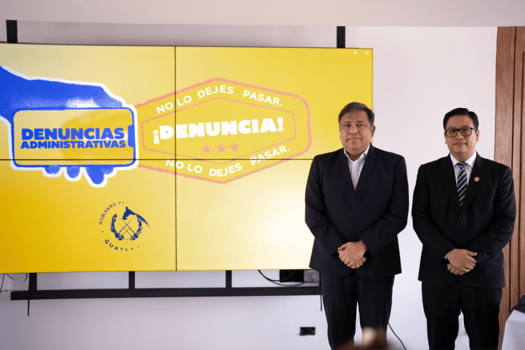 Julio Flores, director de la Comisión Nacional contra la Corrupción, y Carlos Mendoza, titular de la Secretaría de Planificación y Programación de la Presidencia, presentaron los canales de denuncias administrativas. Foto: Segeplan.