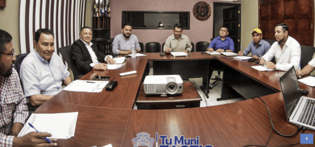 Sesión de Concejo Municipal del municipio de la Villa de Tactic, Alta Verapaz. Imagen: Foto: página oficial de Tu Muni Tactic.