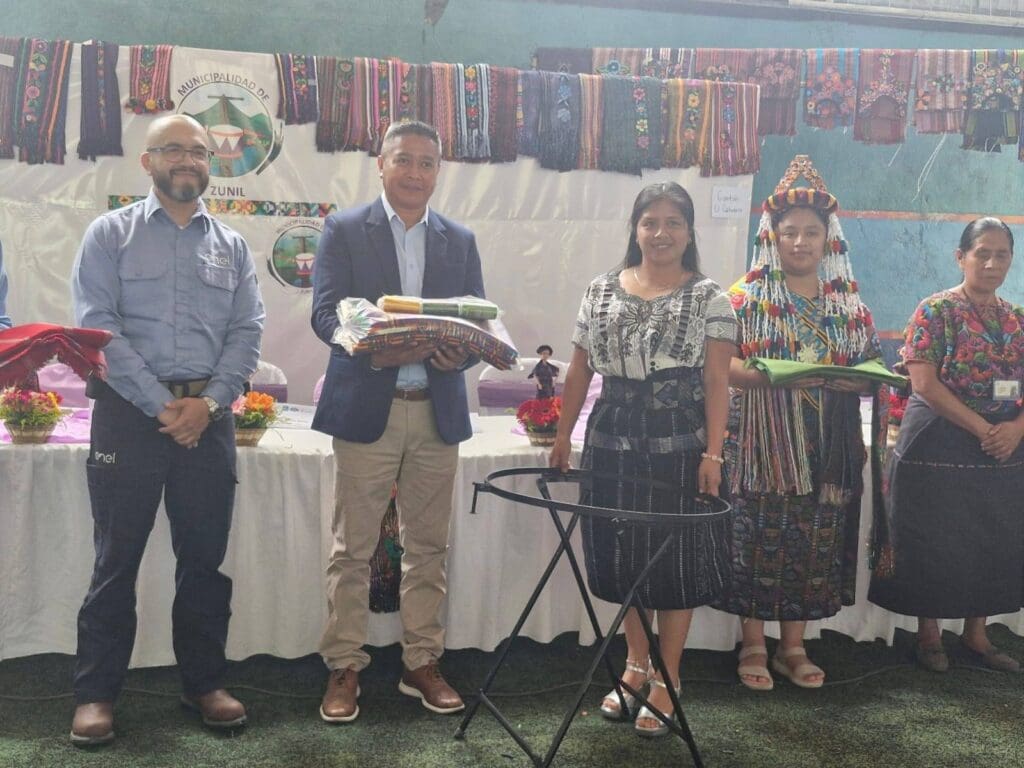 La entrega de estufas es un componente para mejorar la calidad productiva de mujeres que participaron en los cursos de capacitación de repostería, dijo el alcalde. Foto: municipalidad.