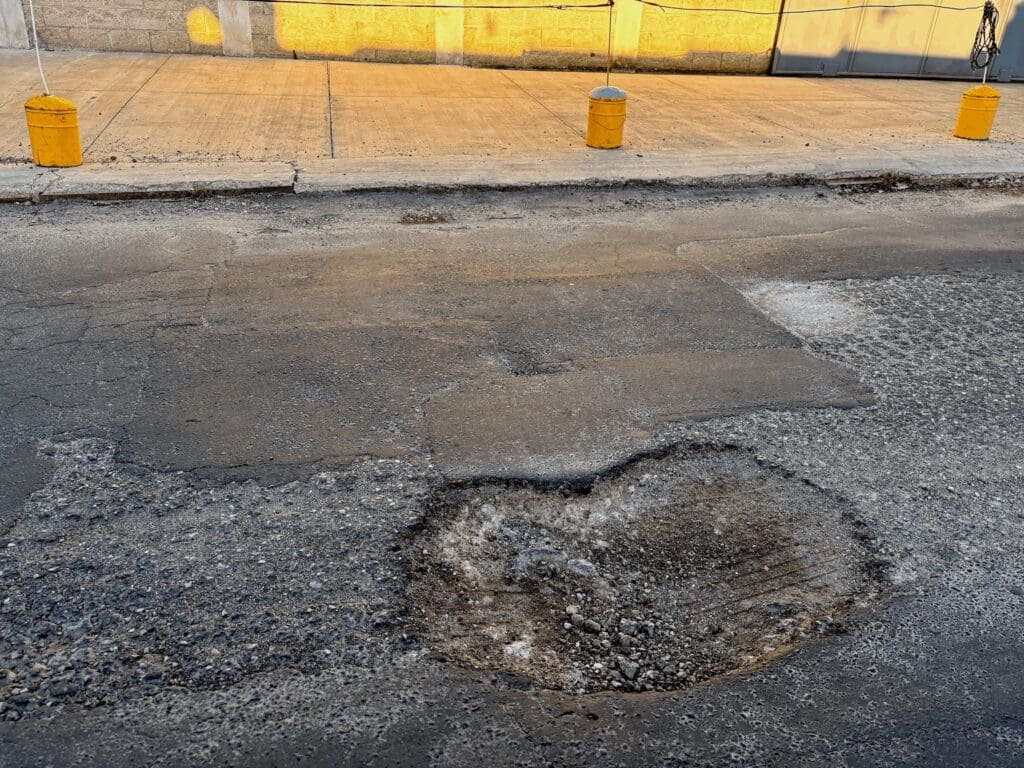 Frente a la empresa Dos Pinos en Fraijanes hay baches de este tamaño. Foto: Ojoconmipisto.