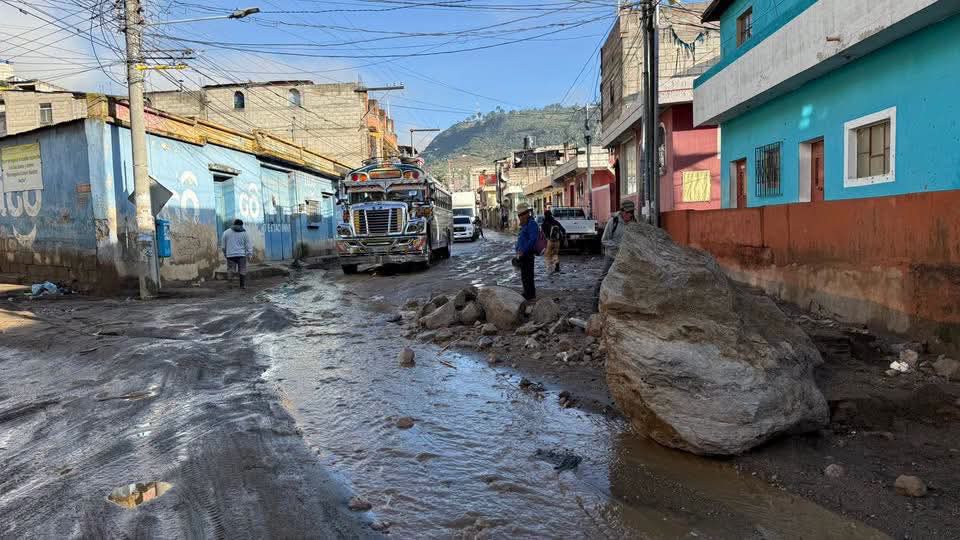 La acumulación de lodo bloqueó temporalmente la ruta principal entre Quetzaltenango y Almolonga, lo que movilizó al personal de emergencia de la municipalidad. Foto: municipalidad de Almolonga.