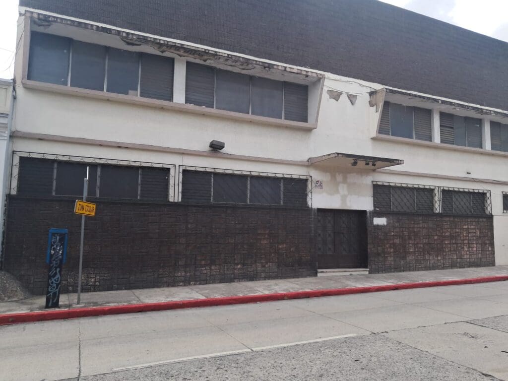 Frente al inmueble de "El Sagrado", sobre la 9a. avenida está el Edificio Ruth, que resguarda apartamentos, oficinas y locales dentro de sus muros en tonalidad verde construidos a finales de los años sesenta. Foto: Lorena Alvarez.