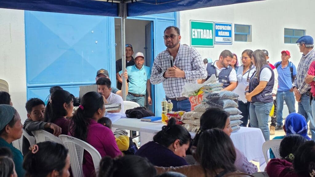 El alcalde José Roberto Ramírez Guerra repartió alimentos el 26 de marzo (2026) en una actividad de la municipalidad. Foto: San Pedro Pinula.