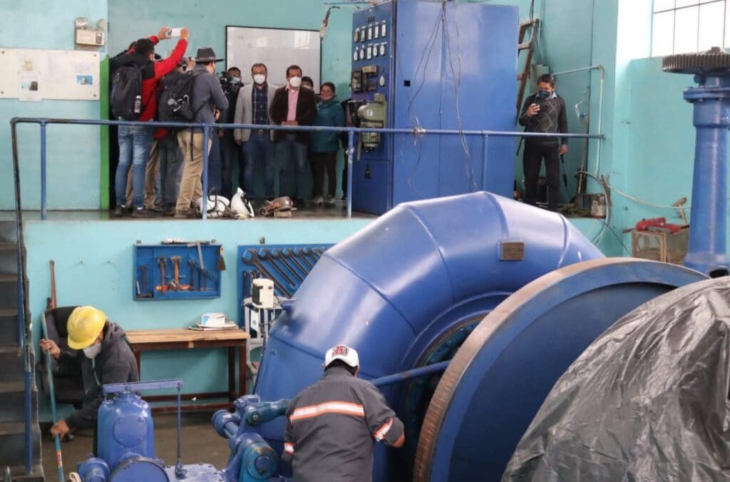 En octubre 2021, el alcalde Juan Fernando López junto a su concejo realizaron una visita a la hidroeléctrica, como parte del inicio del proyecto de repotenciación, cinco años después se obtiene el financiamiento. Foto: municipalidad de Quetzaltenango.