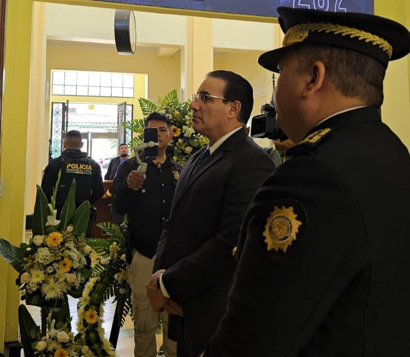 Las declaraciones del ministro de Gobernación a la prensa tuvieron lugar durante un homenaje a policías caídos en cumplimiento de su servicio. Foto: PNC.