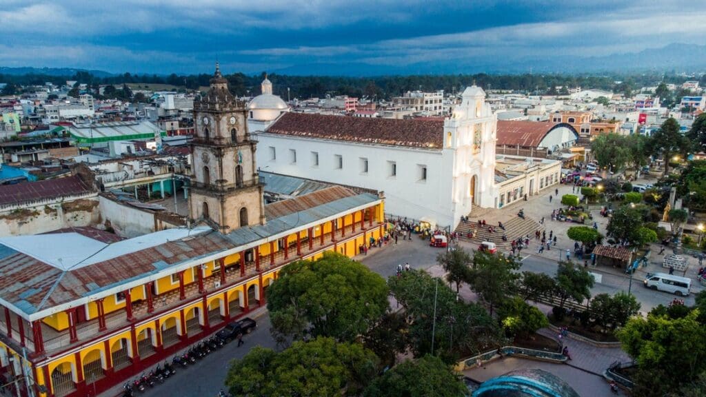 Vista de la municipalidad de Santa Cruz del Quiché y su entorno urbano. Foto: municipalidad.